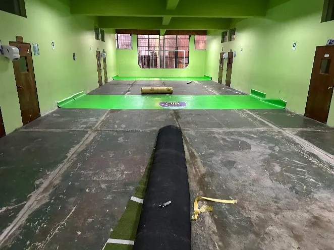 Sala del Colegio Don Bosco antes de la instalación del nuevo piso