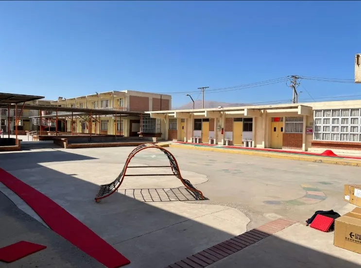 Patio del Colegio Maristas antes, con piso de cemento