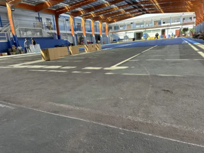 Multicancha techada del Colegio William Taylor antes, con asfalto gastado