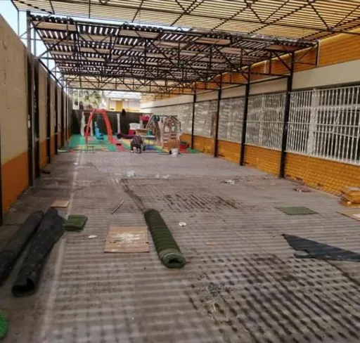 Patio techado de la Escuela Centenario antes de la instalación, con el piso antiguo levantado