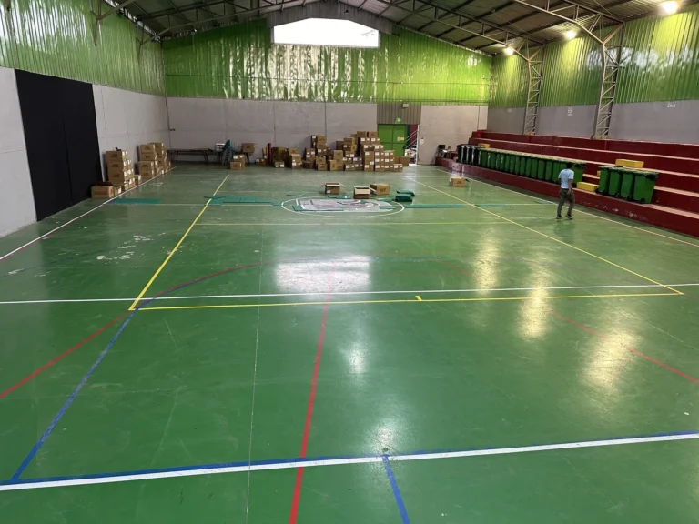 Gimnasio del Liceo Bicentenario Kronos antes de la renovación, con el piso antiguo gastado