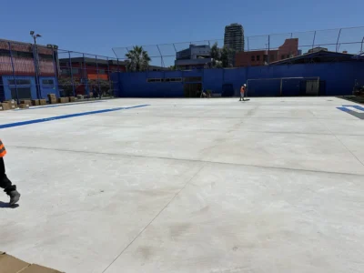 Cancha exterior de la Universidad Arturo Prat antes, con losa de cemento