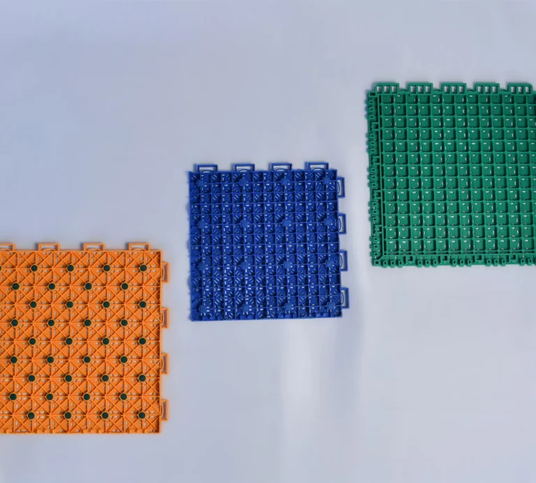 Baldosas de piso modular de polipropileno en naranjo, azul y verde