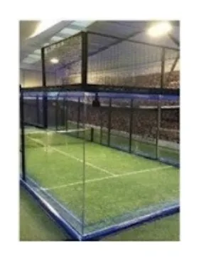 Cancha de pádel con paredes de vidrio templado y césped artificial