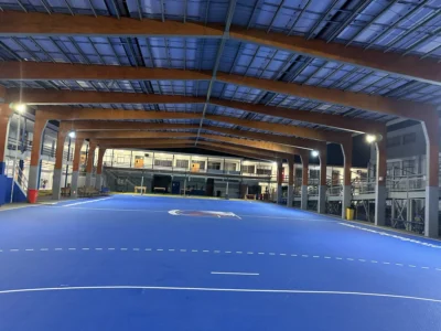 Multicancha techada del Colegio William Taylor después, con piso modular azul