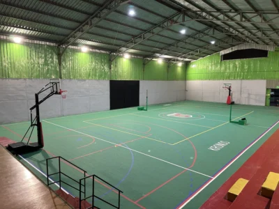 Gimnasio del Liceo Bicentenario Kronos después, con piso modular verde y demarcación nueva