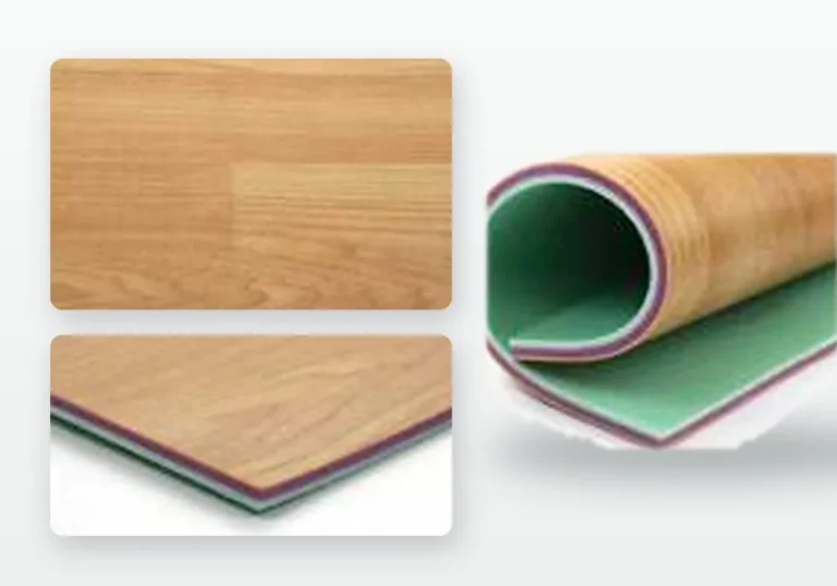 Muestra y rollo del piso vinílico ENLIO Maple Grains para básquetbol, con veta de arce