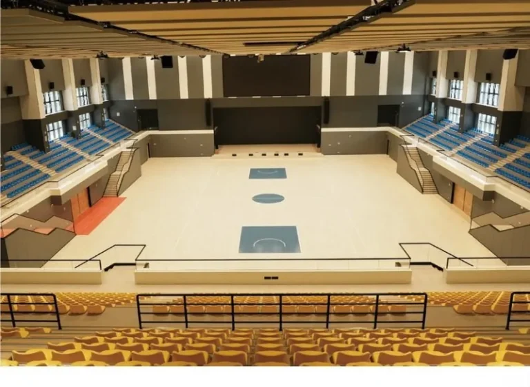 Estadio techado con piso de madera deportiva