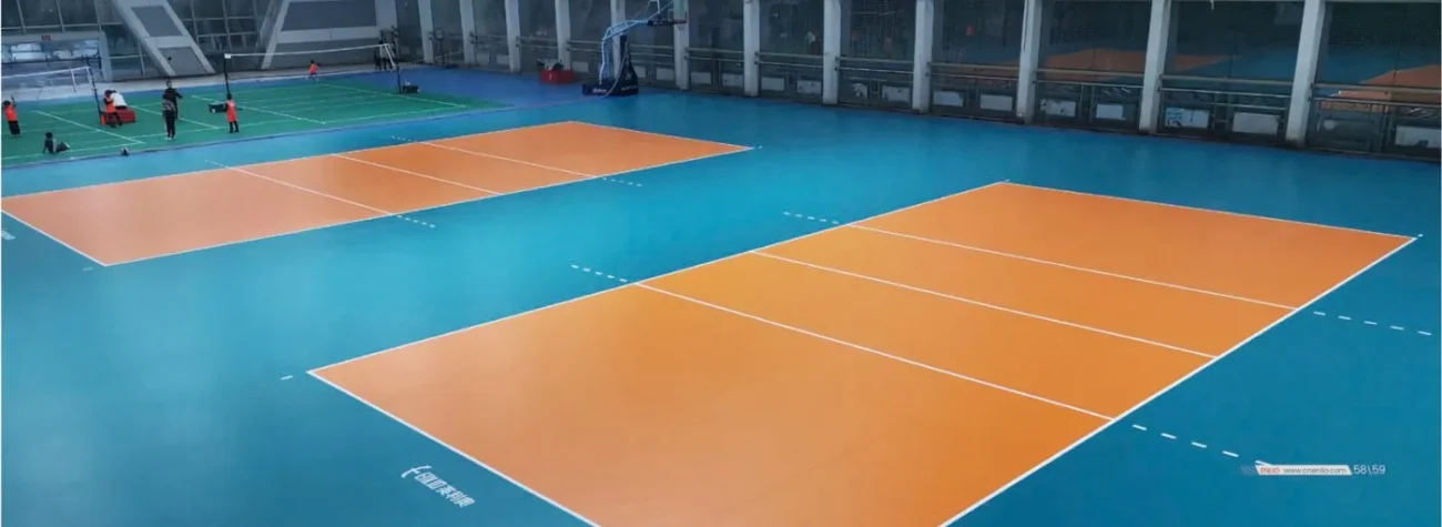 Gimnasio con piso de vinilo ENLIO para vóleibol