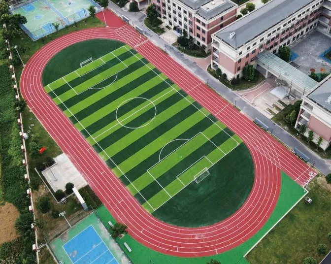 Vista aérea de pista de atletismo y cancha de fútbol