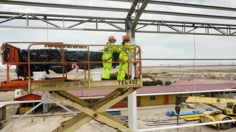 Montaje de estructura en altura con plataforma elevadora