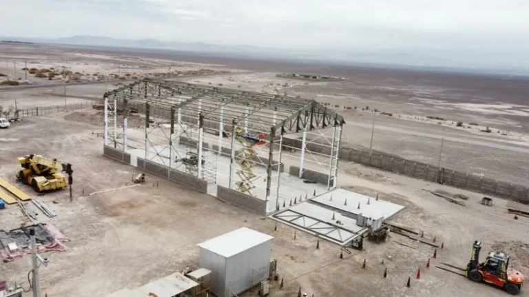 Vista aérea del armado de un galpón industrial