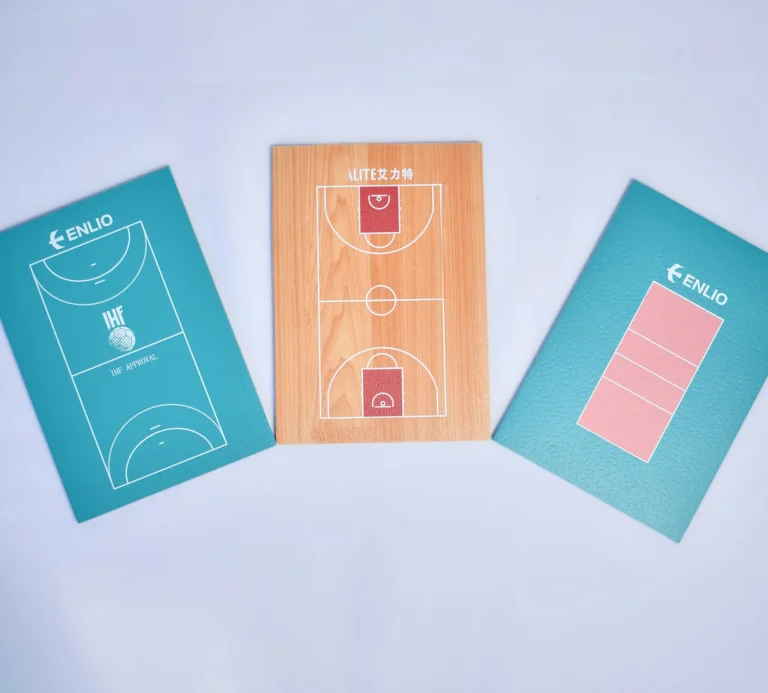 Muestras de piso de PVC imitación parquet con demarcación de canchas
