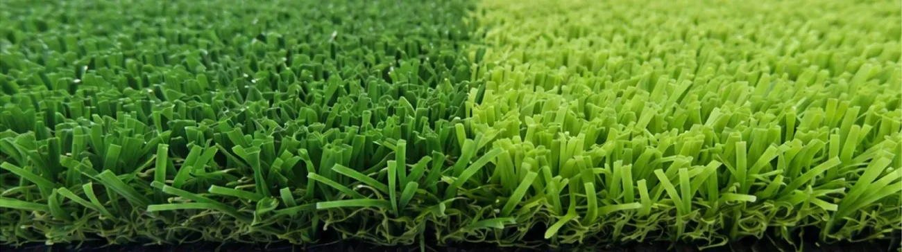 Muestra de pasto sintético Model-1 en verde oscuro y verde claro