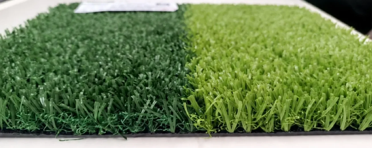 Muestra de pasto sintético Model-2 en verde oscuro y verde claro