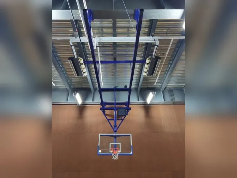 Soporte de básquetbol colgante de techo con motor eléctrico en un gimnasio techado