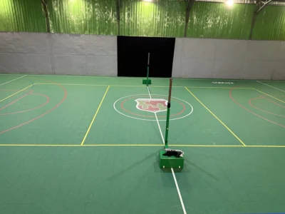 Gimnasio del Liceo Bicentenario Kronos terminado, con demarcación de varios deportes y el logo del liceo al centro